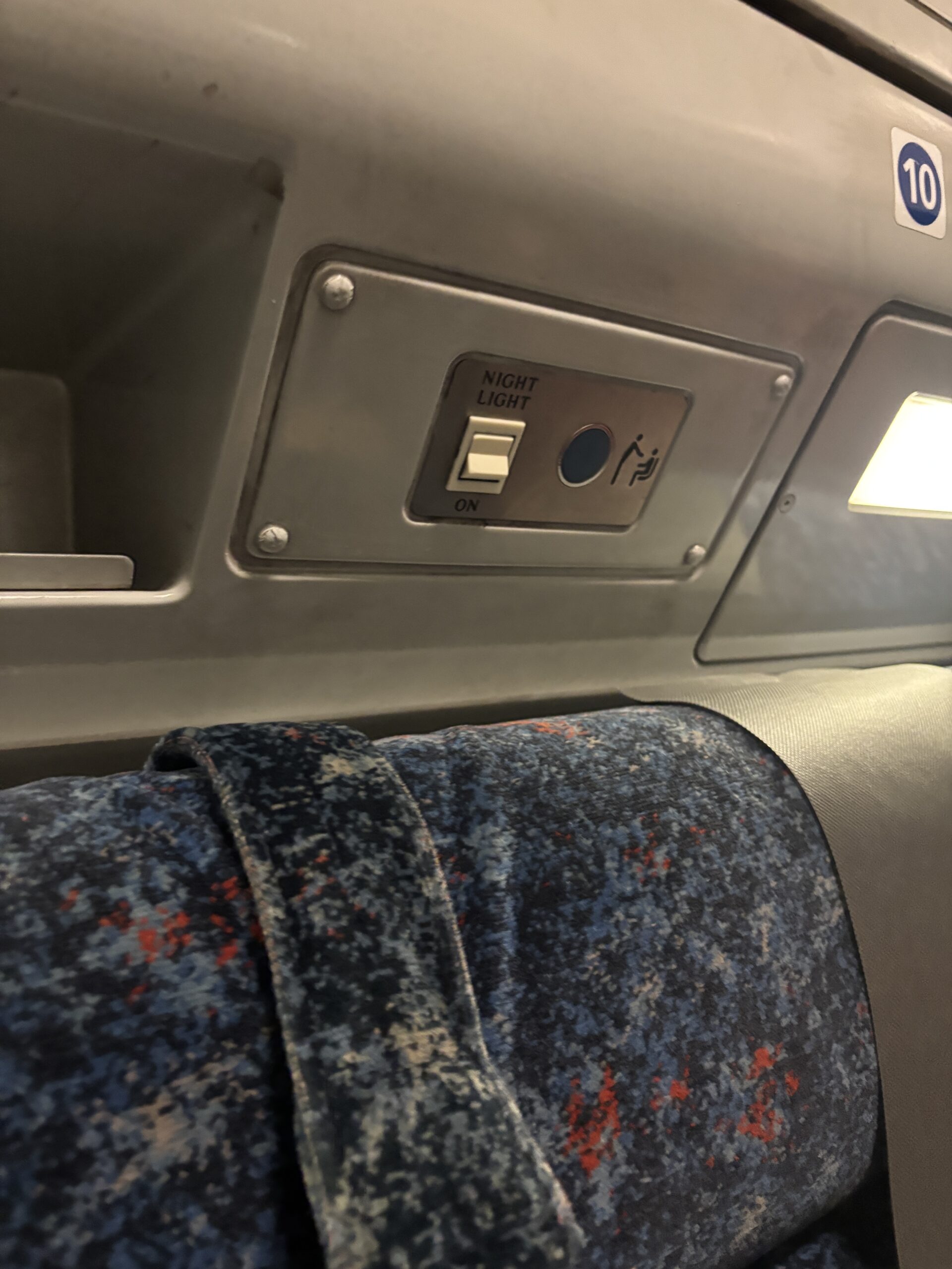 車内の呼び出しボタン
